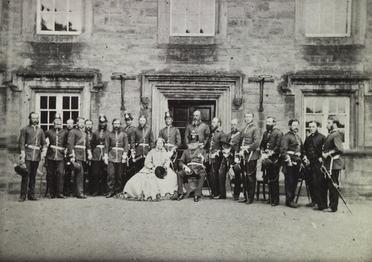 Dronning Victoria og officerer fra hæren, fra oberst Philip S. Newtons samling, 1860 af English Photographer