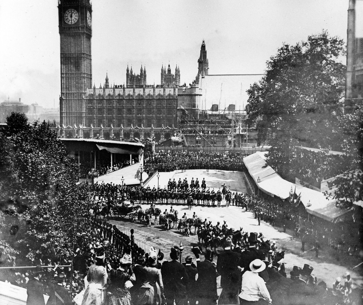 Dronning Victoria passerer Westminster Abbey i sin diamantjubilæumsoptog, 1897 af English Photographer