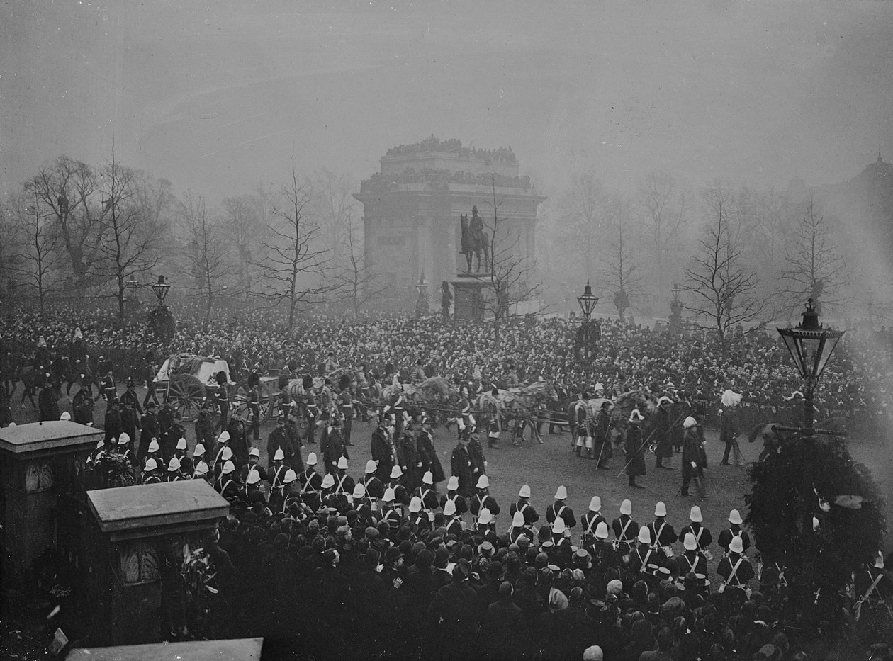 Dronning Victorias begravelseskortege passerer Wellington Arch den 2. februar 1901 af English Photographer