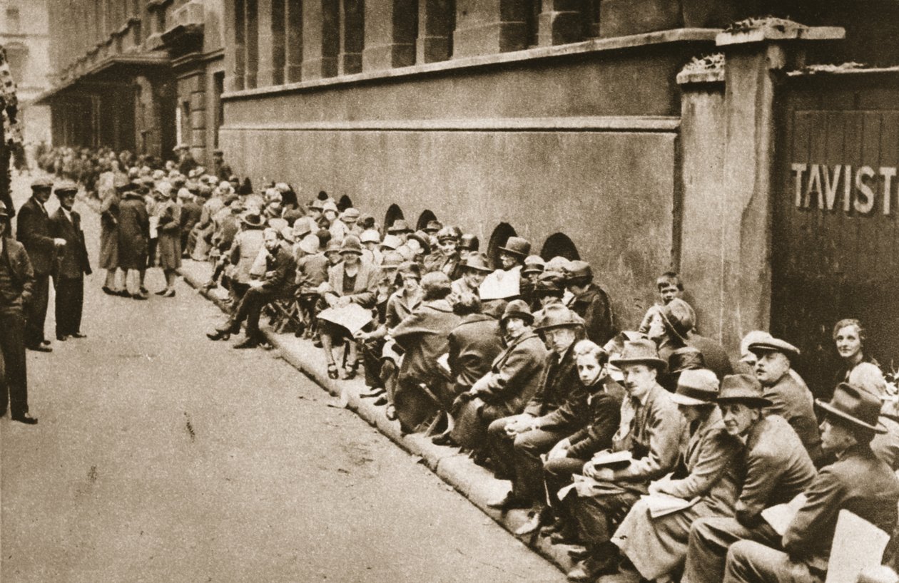 I kø i Floral Street efter billetter til en forestilling i Royal Opera House, Covent Garden, fra Wonderful London, udgivet 1926-27 (fotogravure) af English Photographer