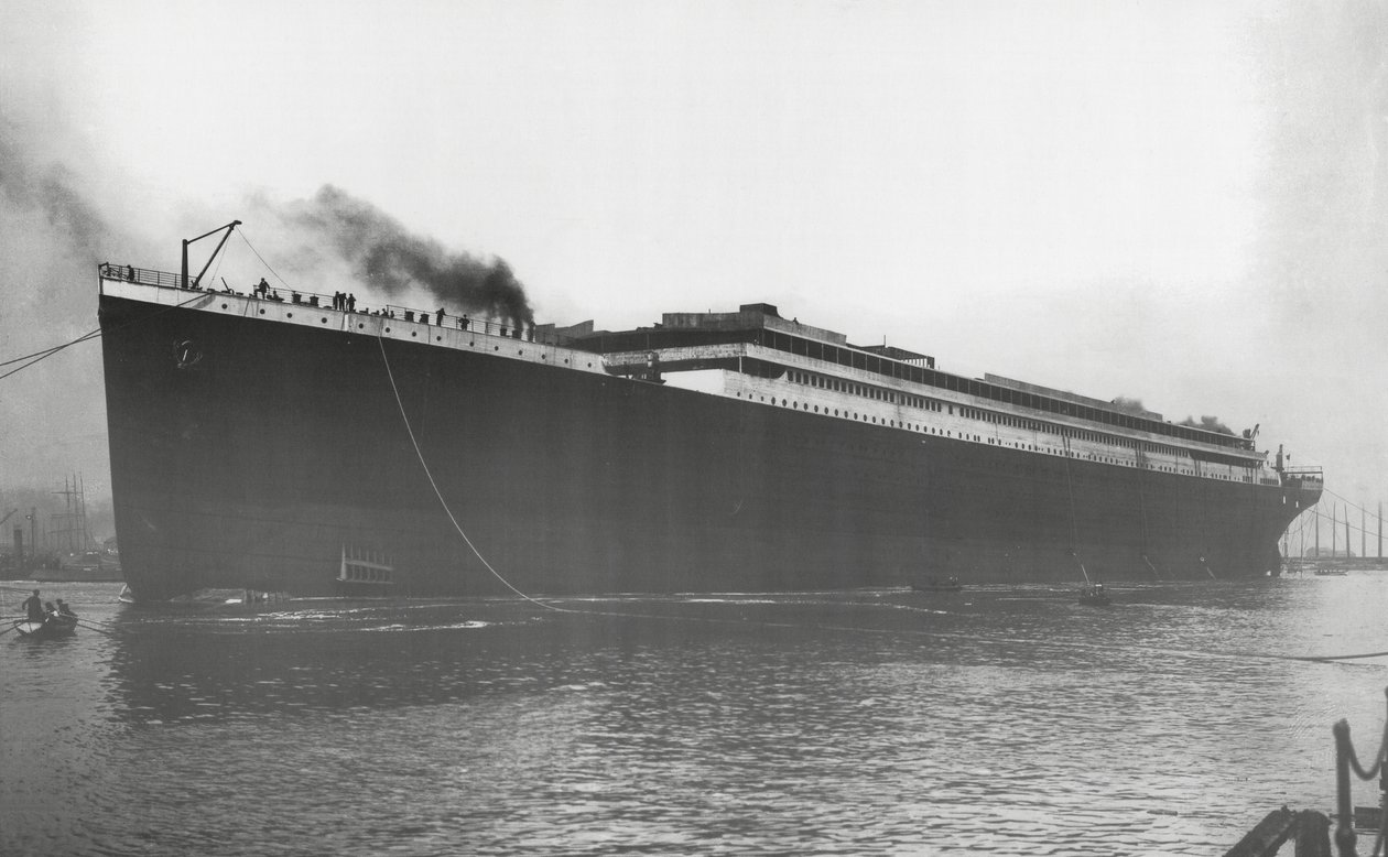 RMS Titanic lanceret: Titanic flydende for første gang, men uden motorer, kedler, maskineri og fittings, 31. maj 1911 af English Photographer