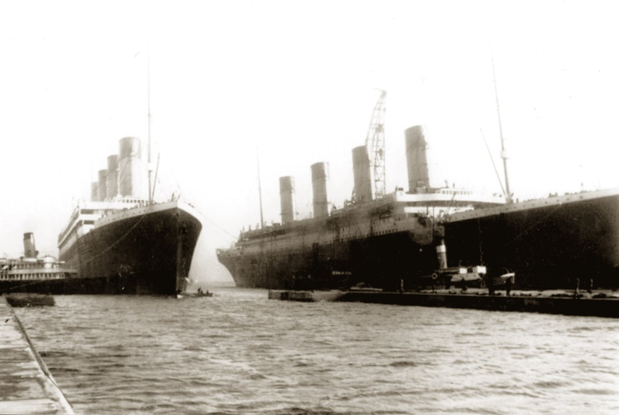 RMS Titanic flyttes ud af tørdokken for at give søsterskibet RMS Olympic mulighed for at få udskiftet en propel, 6. marts 1912. af English Photographer