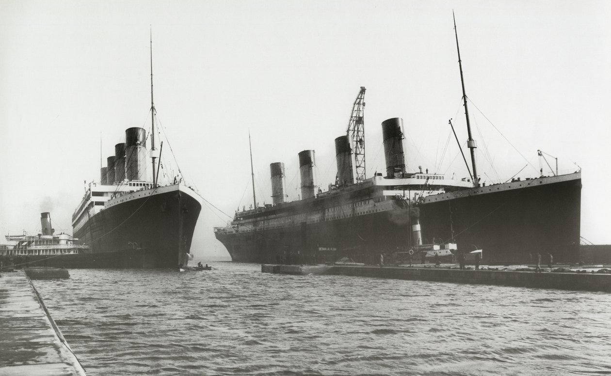 RMS Titanic bliver flyttet ud af tørdok for at tillade hendes søsterskib, RMS Olympic, at få udskiftet en propel, 6. marts 1912 af English Photographer