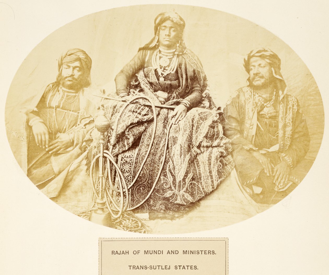 Rajah af Mundi og ministre, Trans-Sutlej-staterne, fra The People of India, af J. Forbes Watson, udgivet 1868 (albumenprint) af English Photographer