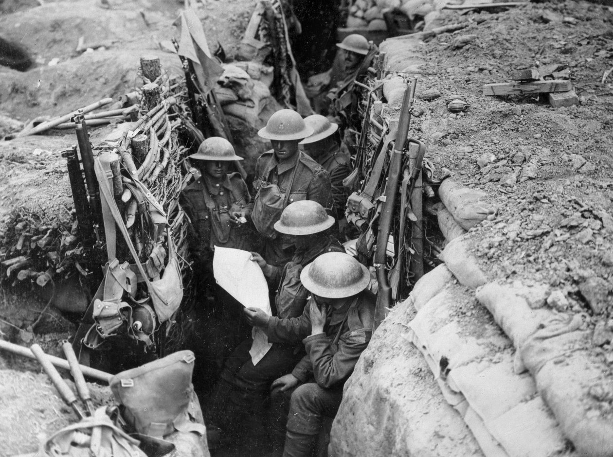 Læser en avis i skyttegravene, 1916-17 af English Photographer