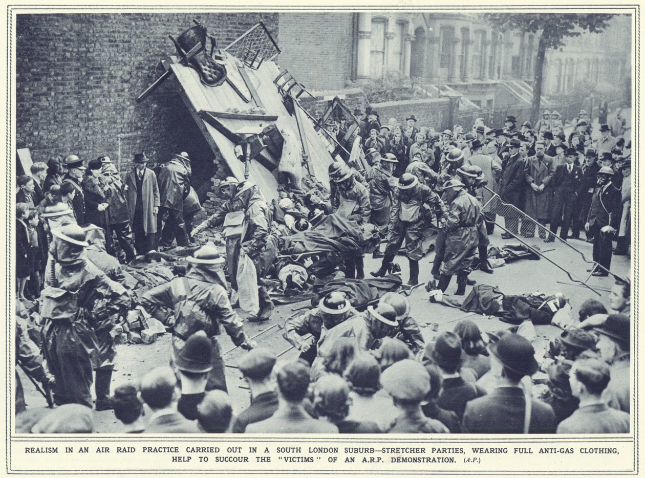 Realisme i en luftangrebspraksis udført i en sydlig Londons forstad, fra The Illustrated War News, offentliggjort 8. november 1939 af English Photographer