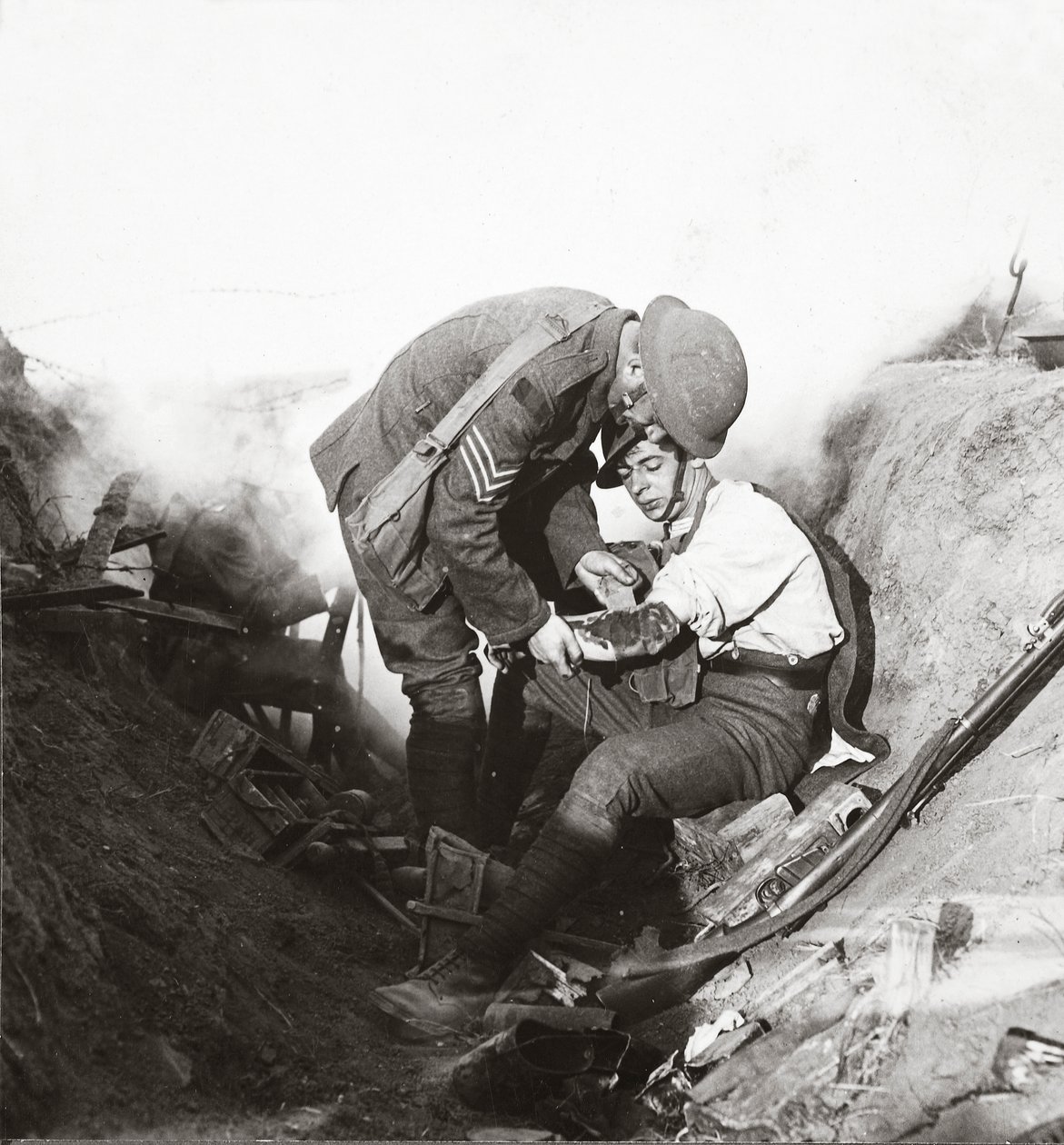 Modtog førstehjælp fra sin sergent i en saft under kampens højdepunkt ved Peronne, 1918 af English Photographer