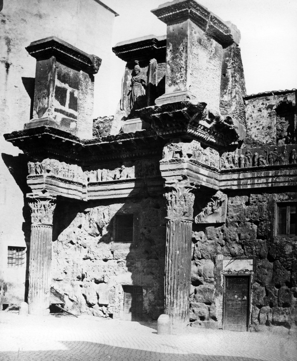 Rester af Peristyle af Minerva-templet ved Forum of Nerva, Rom ca. 1890 af English Photographer