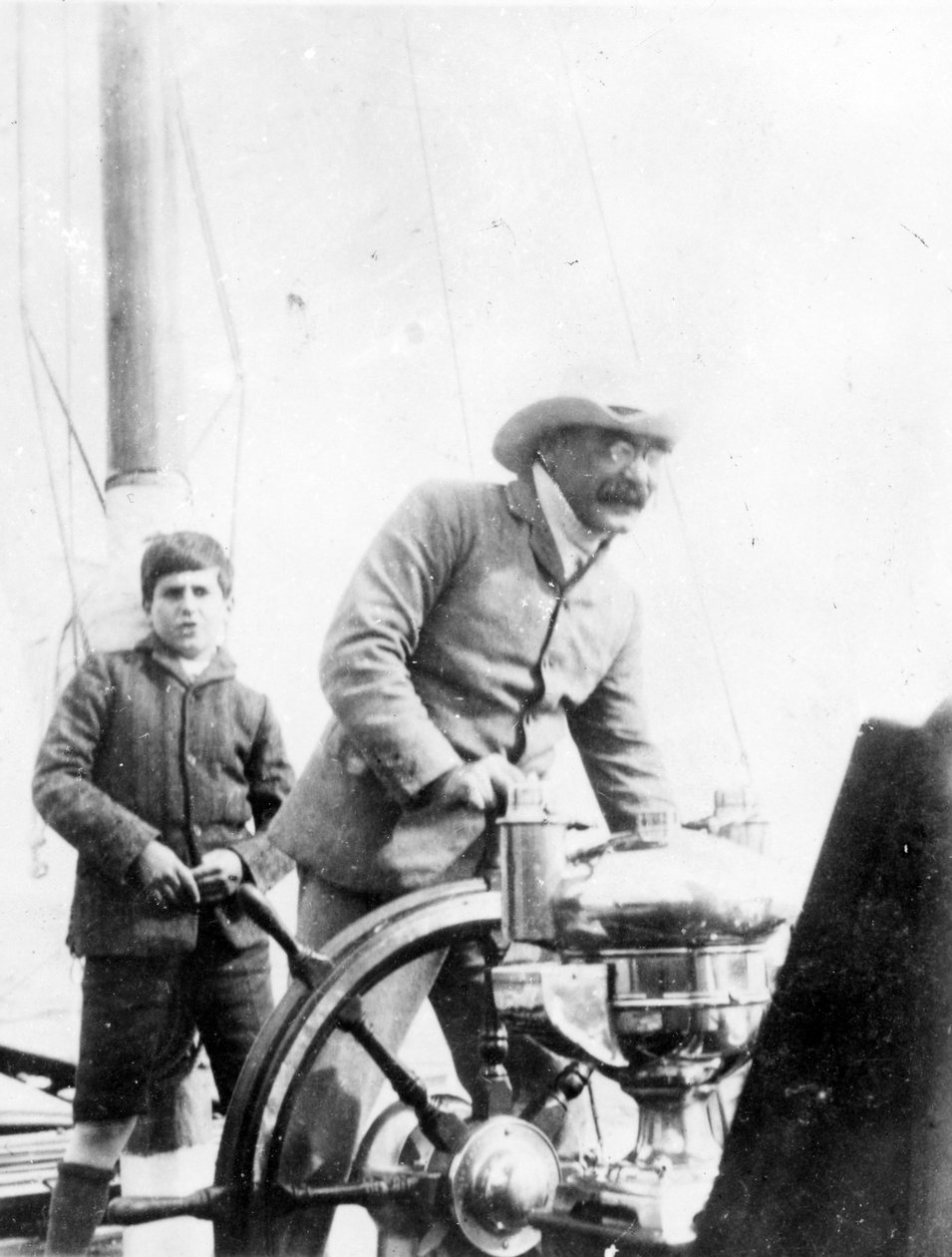 Rudyard Kipling og hans søn John på yachten 