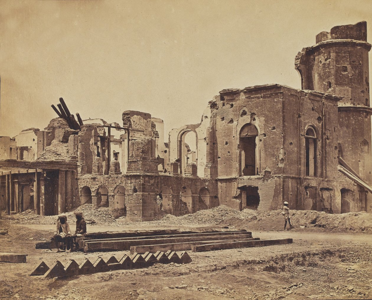 Ødelagt palads, ca. 1858 (sepia foto) af English Photographer