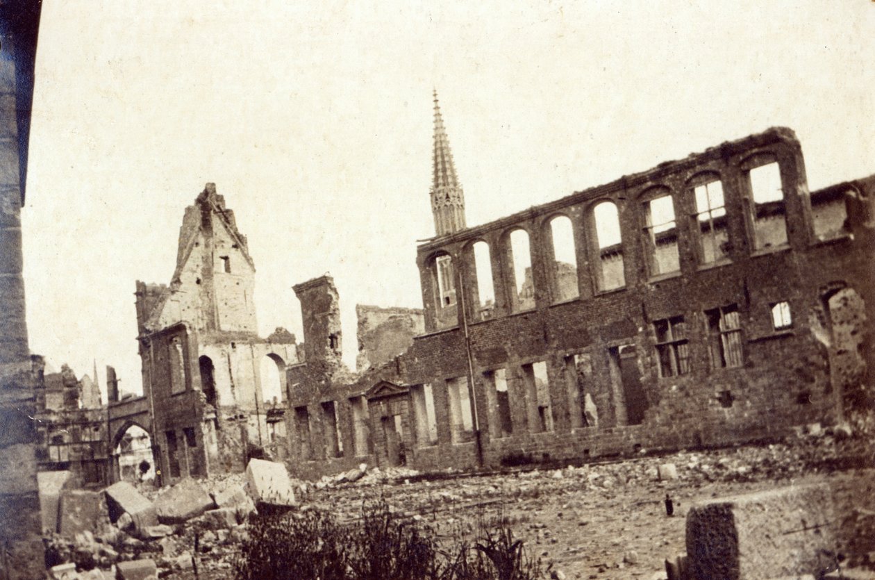 Ruiner nær Krudtmagasinet, Ypres, juni 1915 af English Photographer