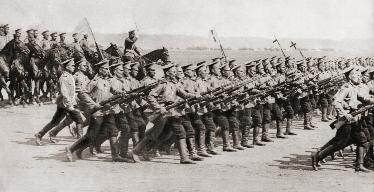 Russisk infanteriregiment marcherer i kampsæt under Første Verdenskrig, fra 