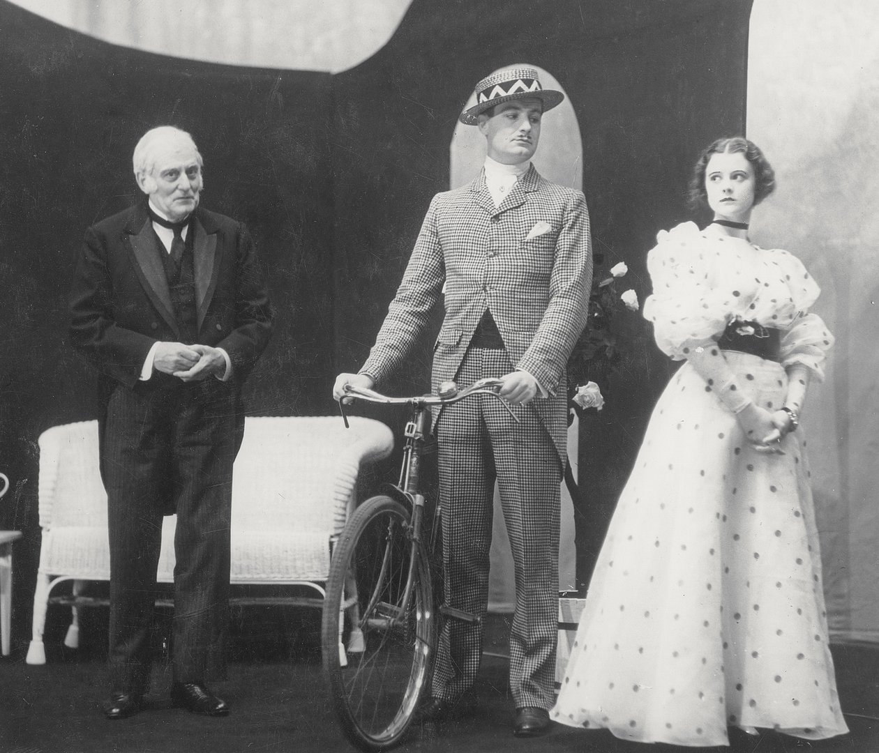 Scene fra The Importance of Being Earnest, af Oscar Wilde (1854-1900) på Lyric Hammersmith, 7. juni 1930 af English Photographer