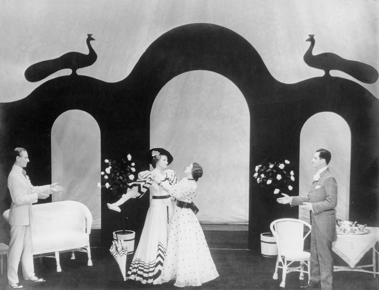 Scene fra The Importance of Being Earnest, af Oscar Wilde (1854-1900) på Lyric Hammersmith, 7. juni 1930 af English Photographer
