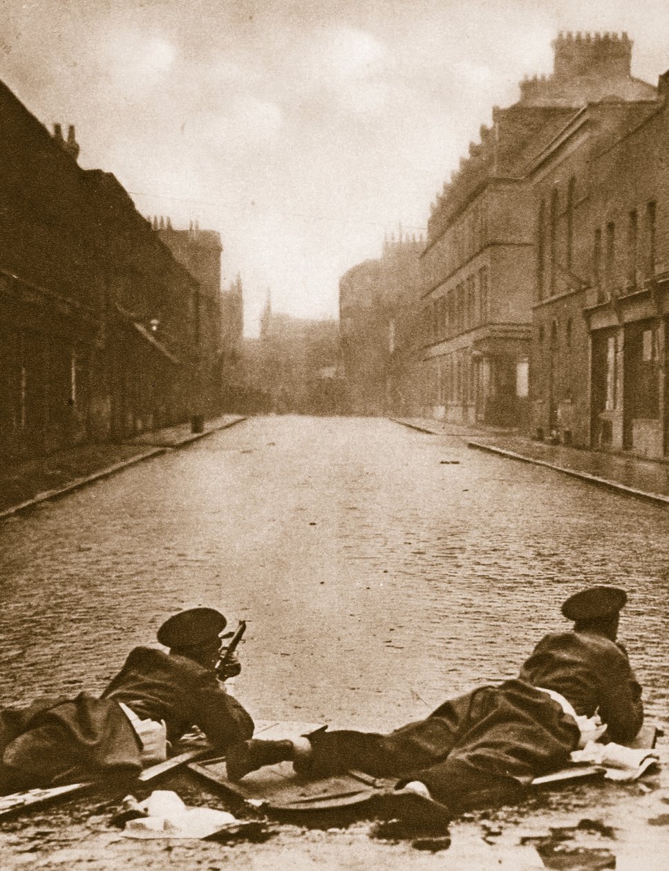 Skotske vagter holder vagt på Sydney Street, 1911 (sepiafoto) af English Photographer