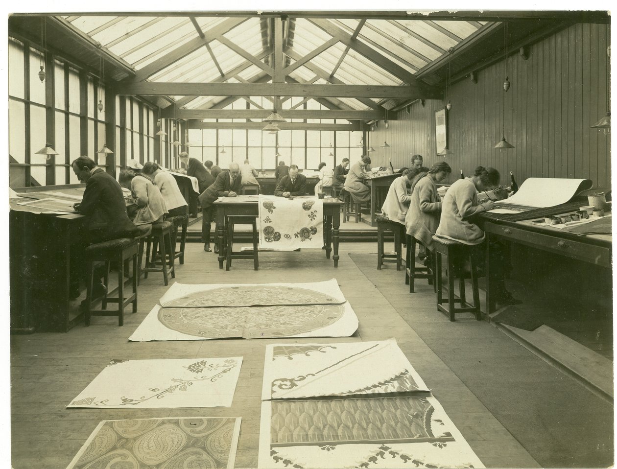 Udsnit af tegnestuen, Tæppebranchen, 1923 af English Photographer