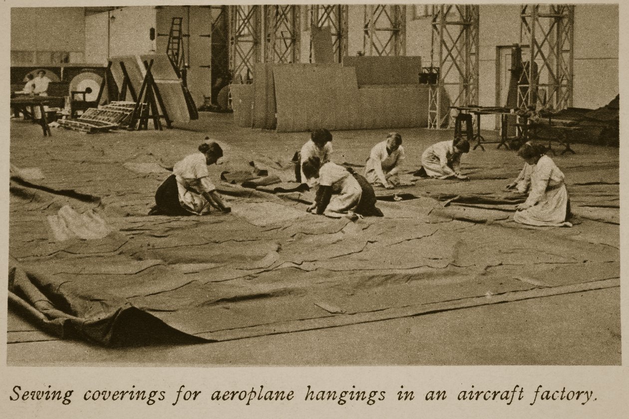Syning af betræk til flyophæng i en flyfabrik, 1914-19 af English Photographer