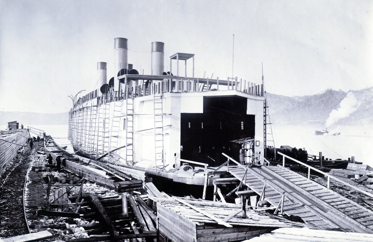 Viser et bovbillede af den isbrydende togfærge SS Baikal, der er på vej ud på Bajkalsøen af English Photographer