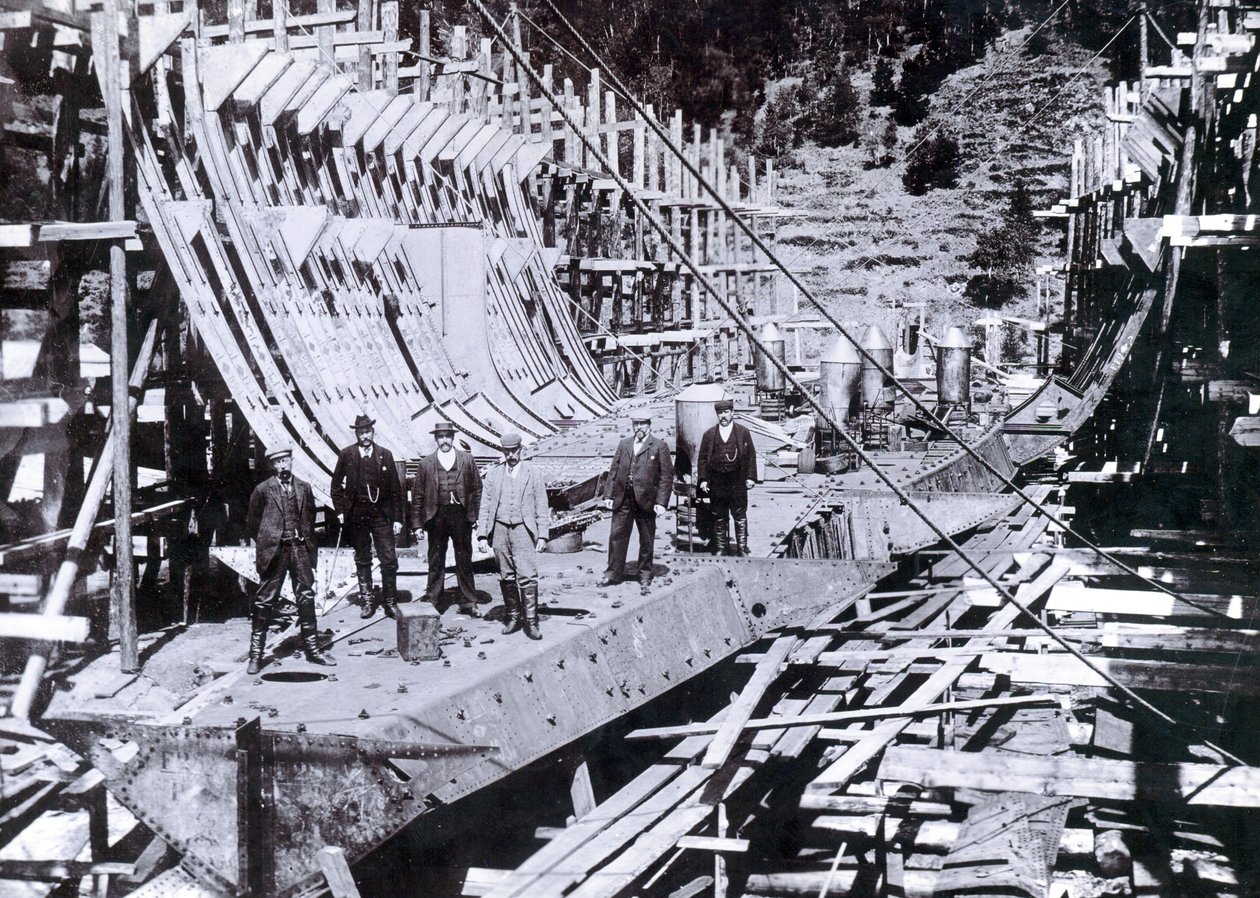 Viser den isbrydende færge SS Baikal delvist indrammet under genopbygningen i Rusland, 1896 af English Photographer