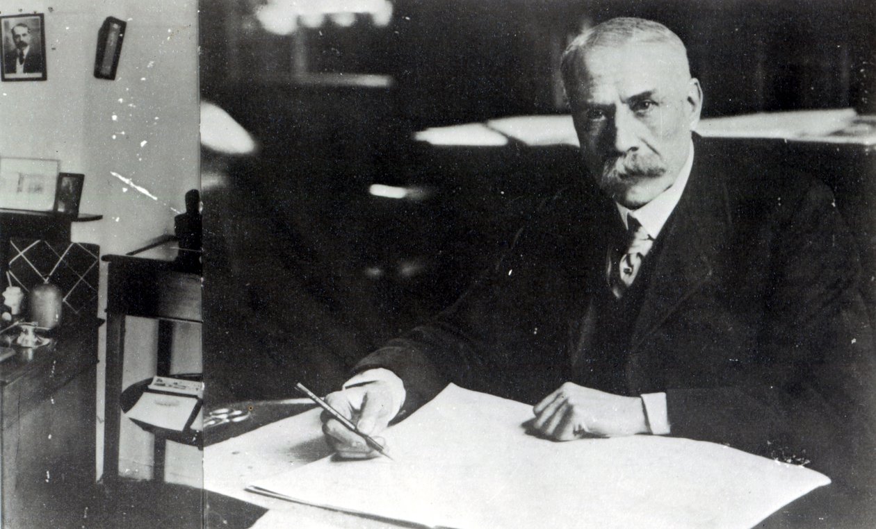 Sir Edward Elgar (1857-1934) arbejder på et af sine orkesterpartiturer af English Photographer
