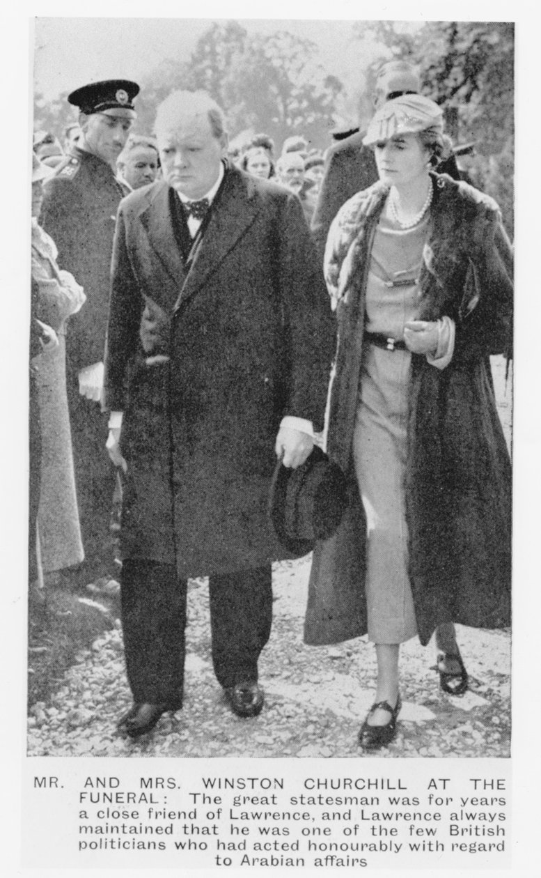 Sir Winston Churchill (1874-1965) og hans kone, Clementine Ogilvy, ved begravelsen af TE Lawrence (1888-1935) 1935 af English Photographer