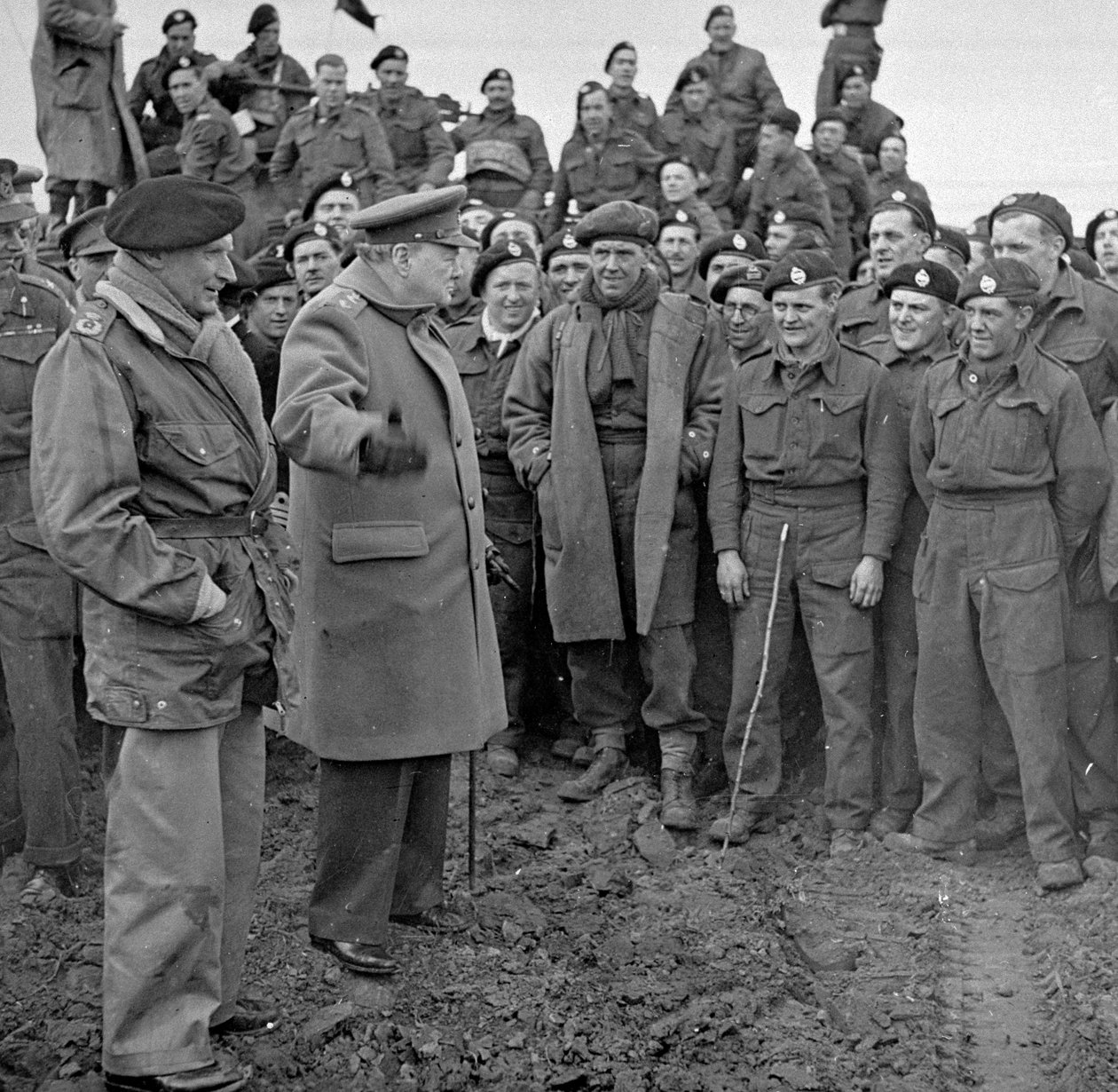 Sir Winston Churchill og feltmarskal Bernard Montgomery besøgte mænd fra 79. panserdivision efter Rhinovergangene, marts 1945 af English Photographer