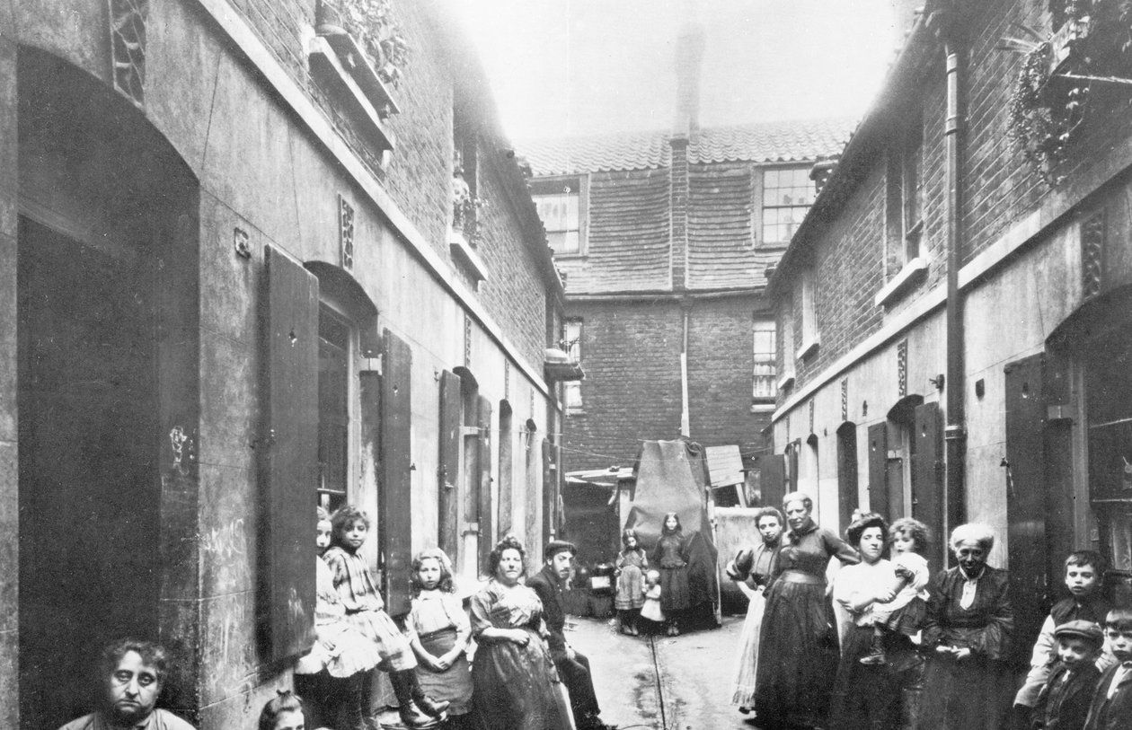 Slumkvarter i victorianske London af English Photographer