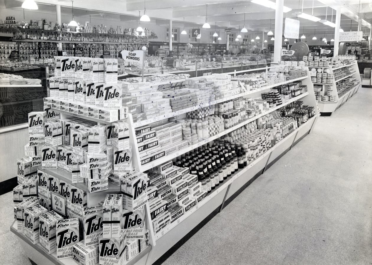 Sæbepulvergang, Woolworths butik, 1956 af English Photographer