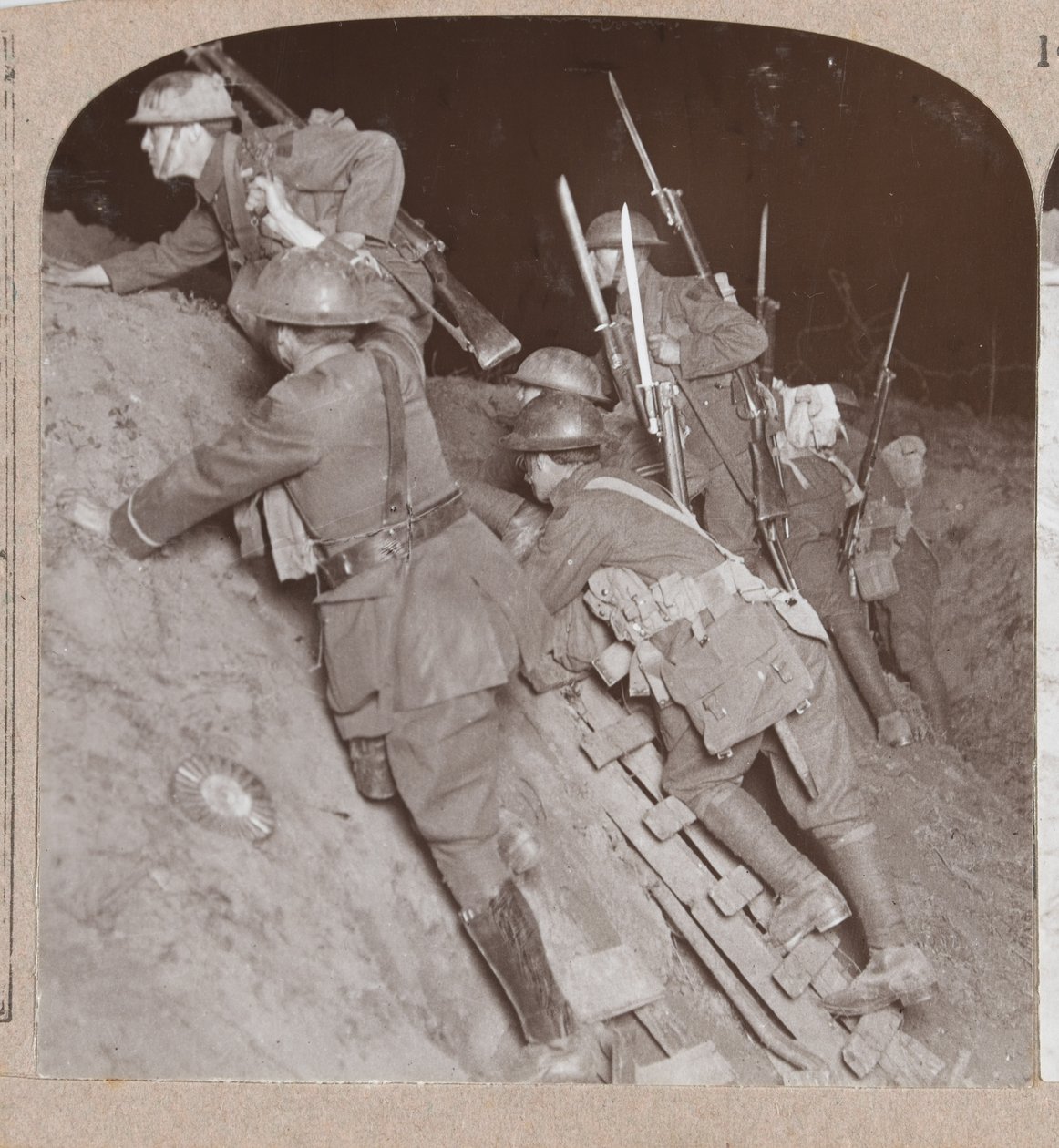 Soldater i en skyttegrav under Amiens-offensiven, 1918 af English Photographer