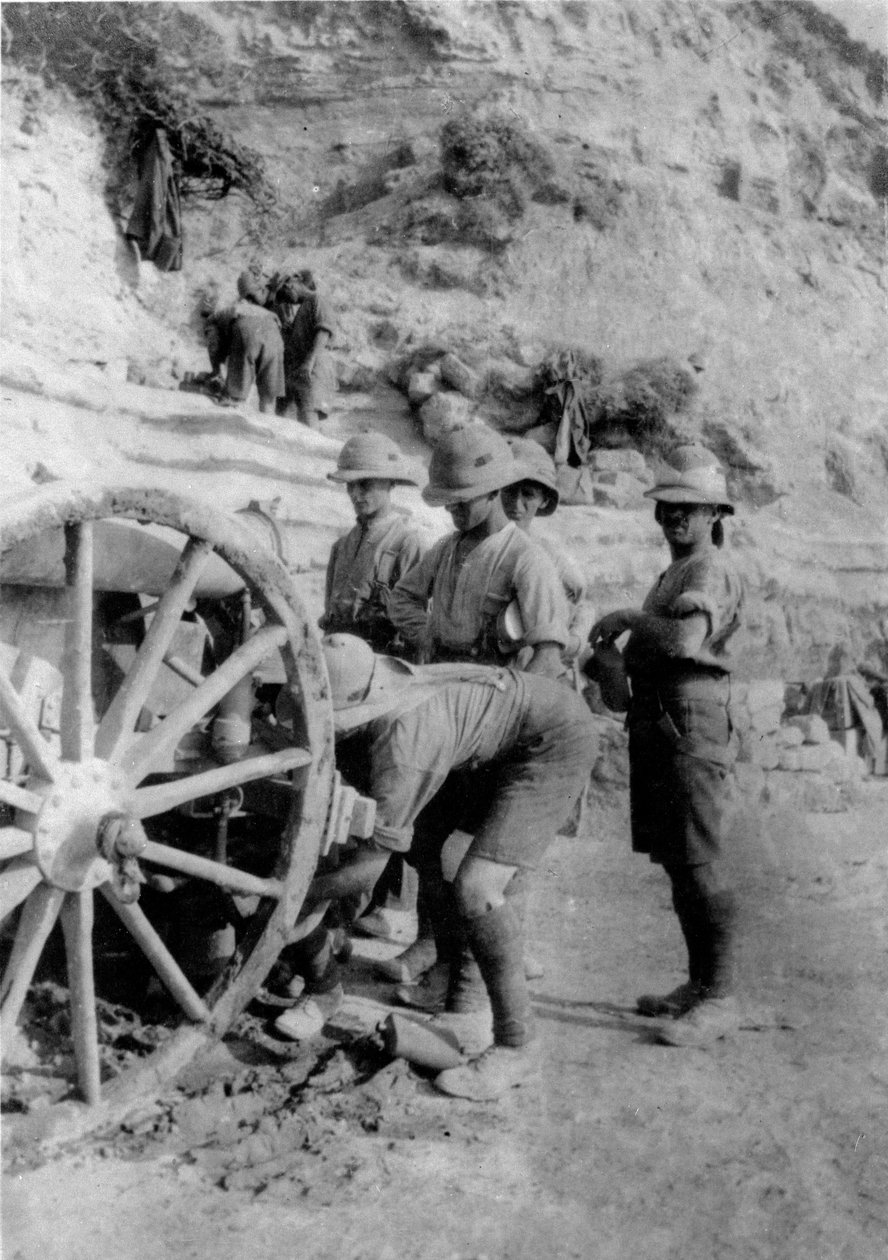 Soldater reparerer en kanon under Første Verdenskrig, 1915 af English Photographer