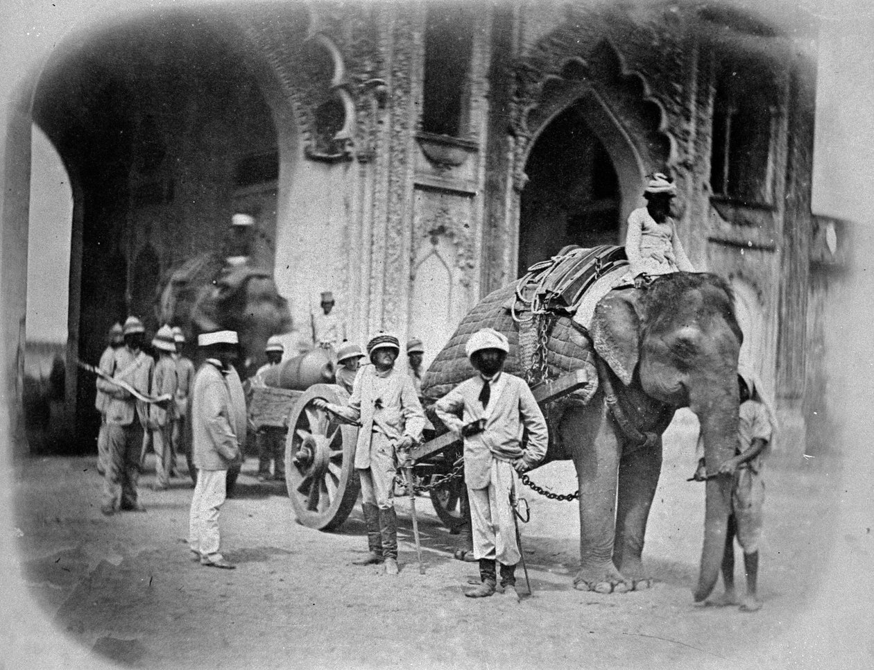 Soldater med en elefant, der trækker en pistol, 1858 af English Photographer