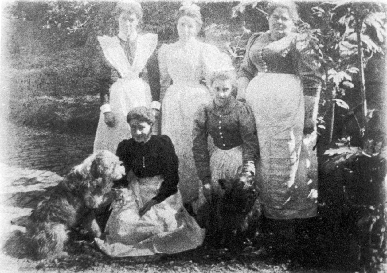 Sophia Farrell og tjenestepiger, 1899 af English Photographer