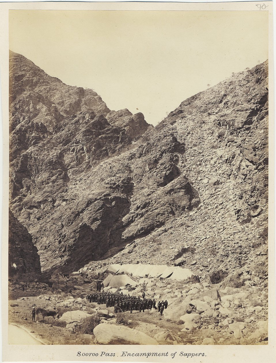 Soroo Pass, sappers lejr, af Royal Engineers Photographic Unit under sergent John Harold, 1868 (albummetryk) af English Photographer