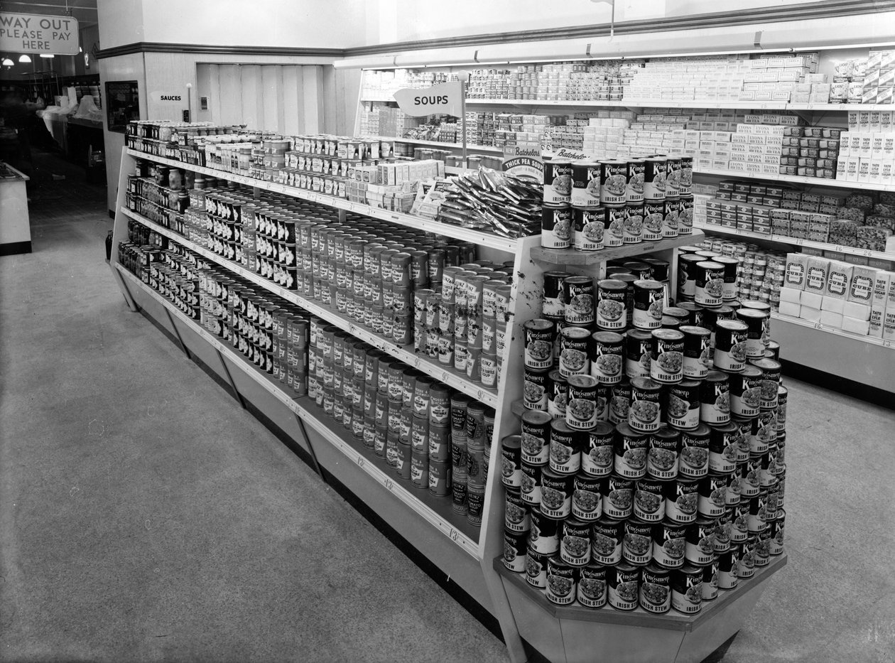 Suppegang, Woolworths butik, 1956 af English Photographer
