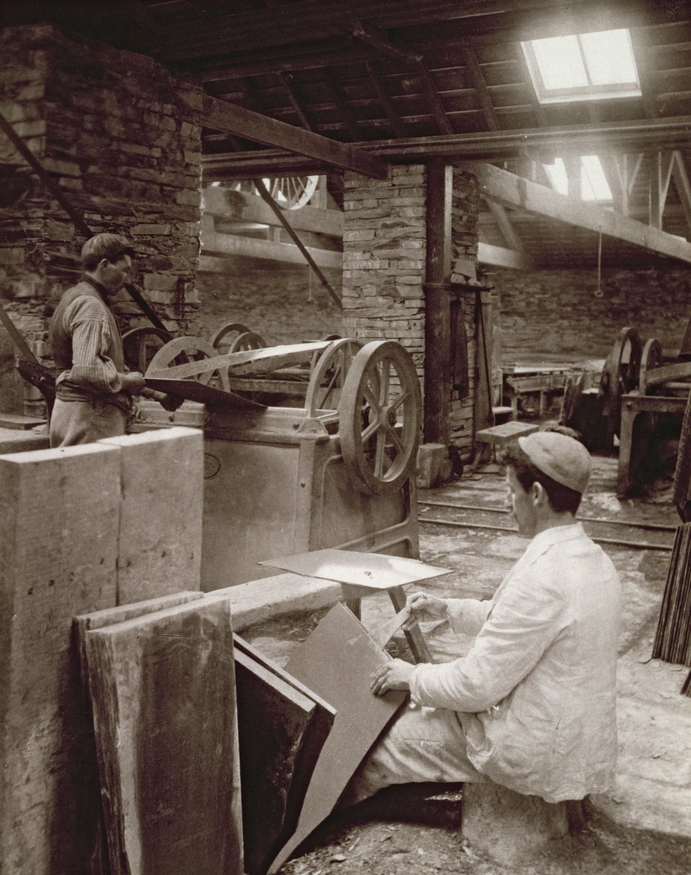 Opsplitning af skifer til fliselægning ved Llechwedd Slate Quarry, 1896 af English Photographer