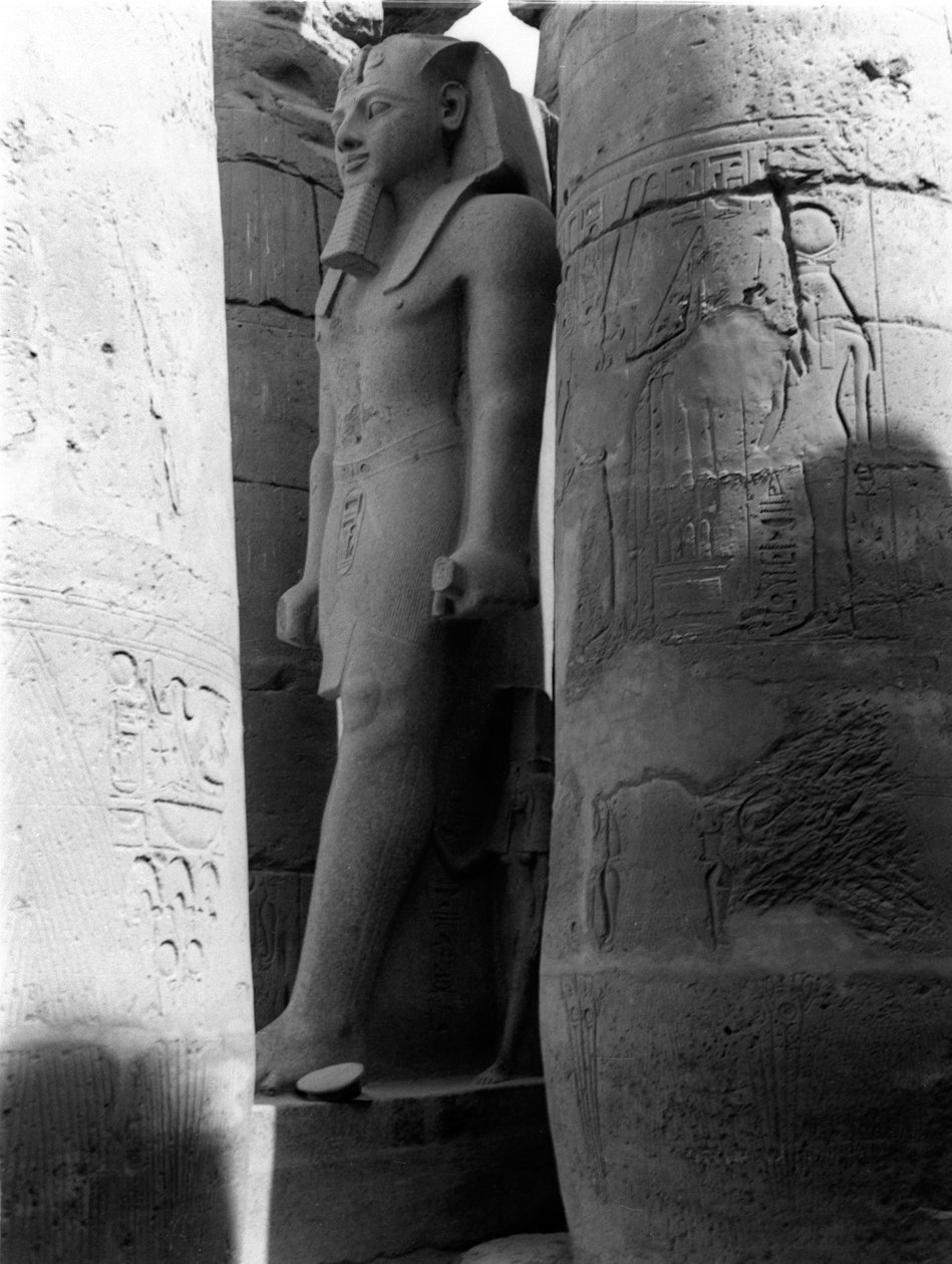 Statue af Ramses II, Luxor-templet, fra et album indeholdende 206 fotografier samlet af major W.H.O. Udsalg, 1940-43 af English Photographer