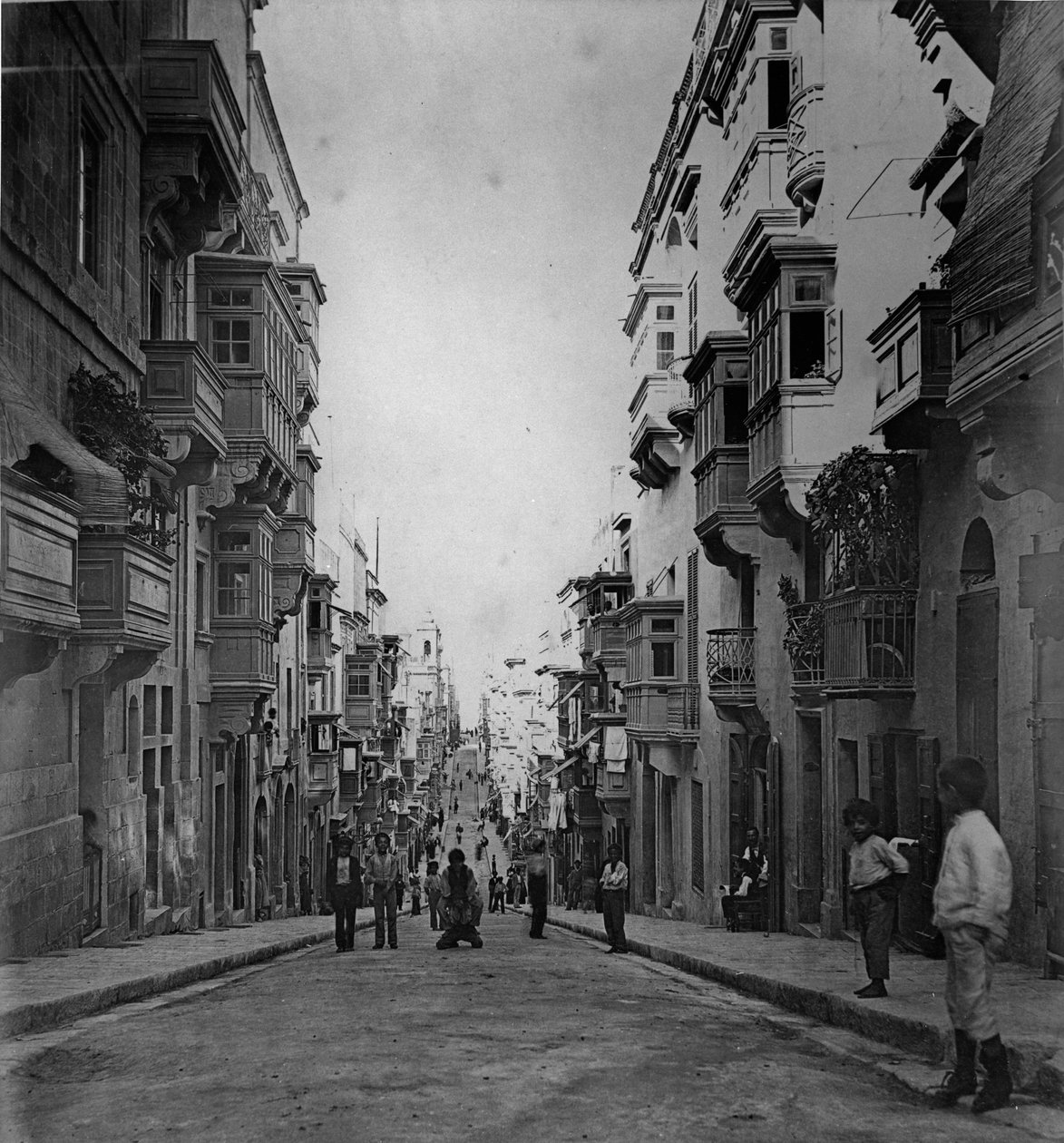 Strade San Paolo, Valletta ca. 1880-83 af English Photographer
