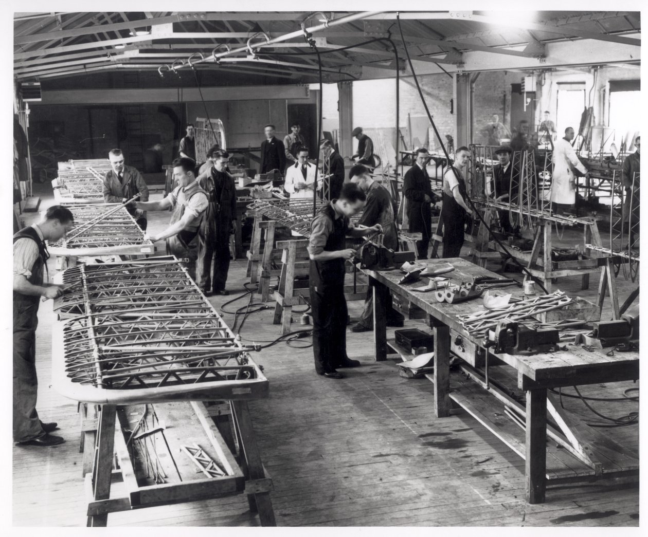 Underleverandører på arbejde i Blackburn Aircraft Factory i Hudswell Clarkes, ca. 1939-45 af English Photographer