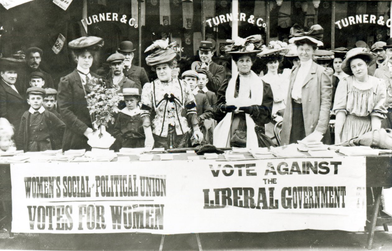 Suffragetter ved en kampagnestand, ca. 1910 af English Photographer