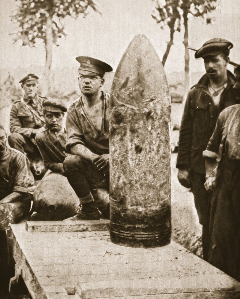 Super-dreadnought-projektiler til den store britiske offensiv: en 15-tommer granat, fra The Illustrated War News, 2. august 1916 (sepia-foto) af English Photographer