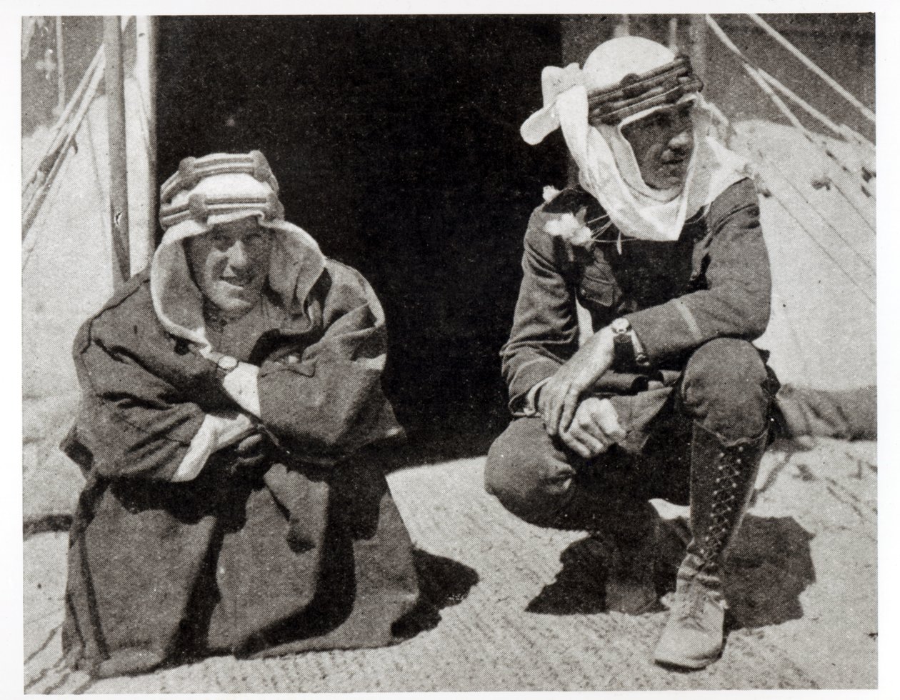 T. E. Lawrence og hr. L. Thomas uden for deres telt, 1919 af English Photographer