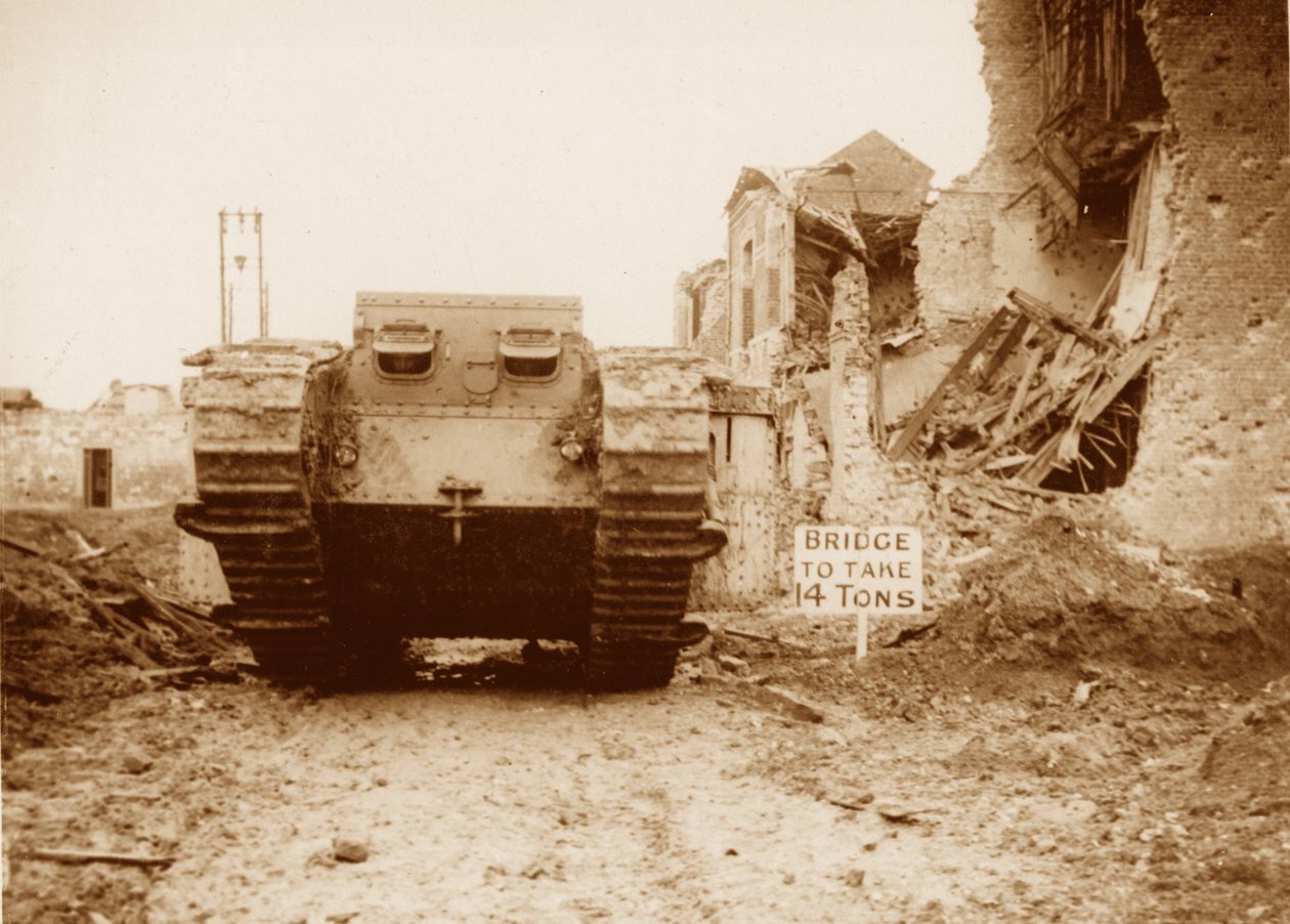Tank i gang, 1916-17 af English Photographer