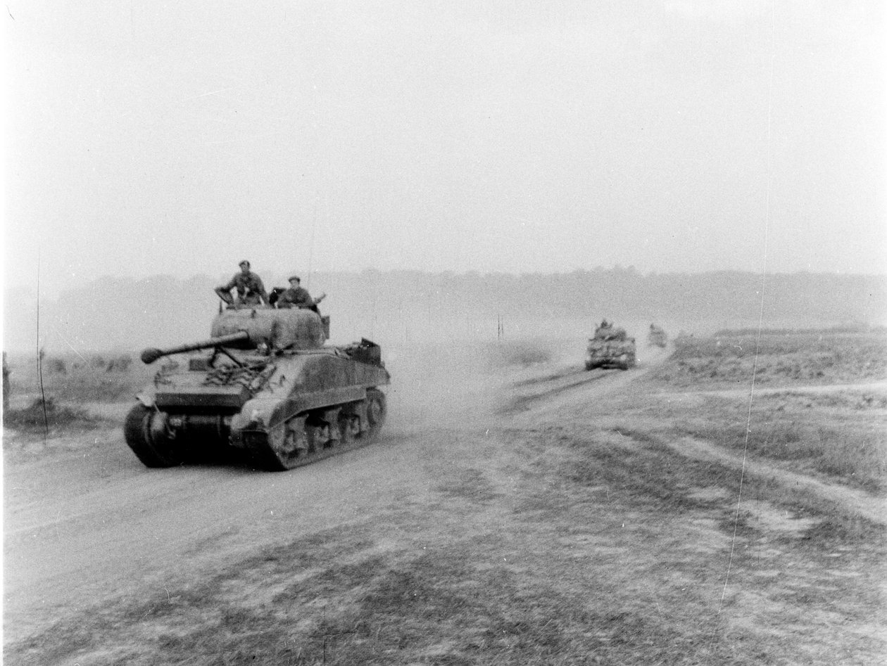 Tanks på vej til VIRE over tankløbene, ca. 1945 af English Photographer