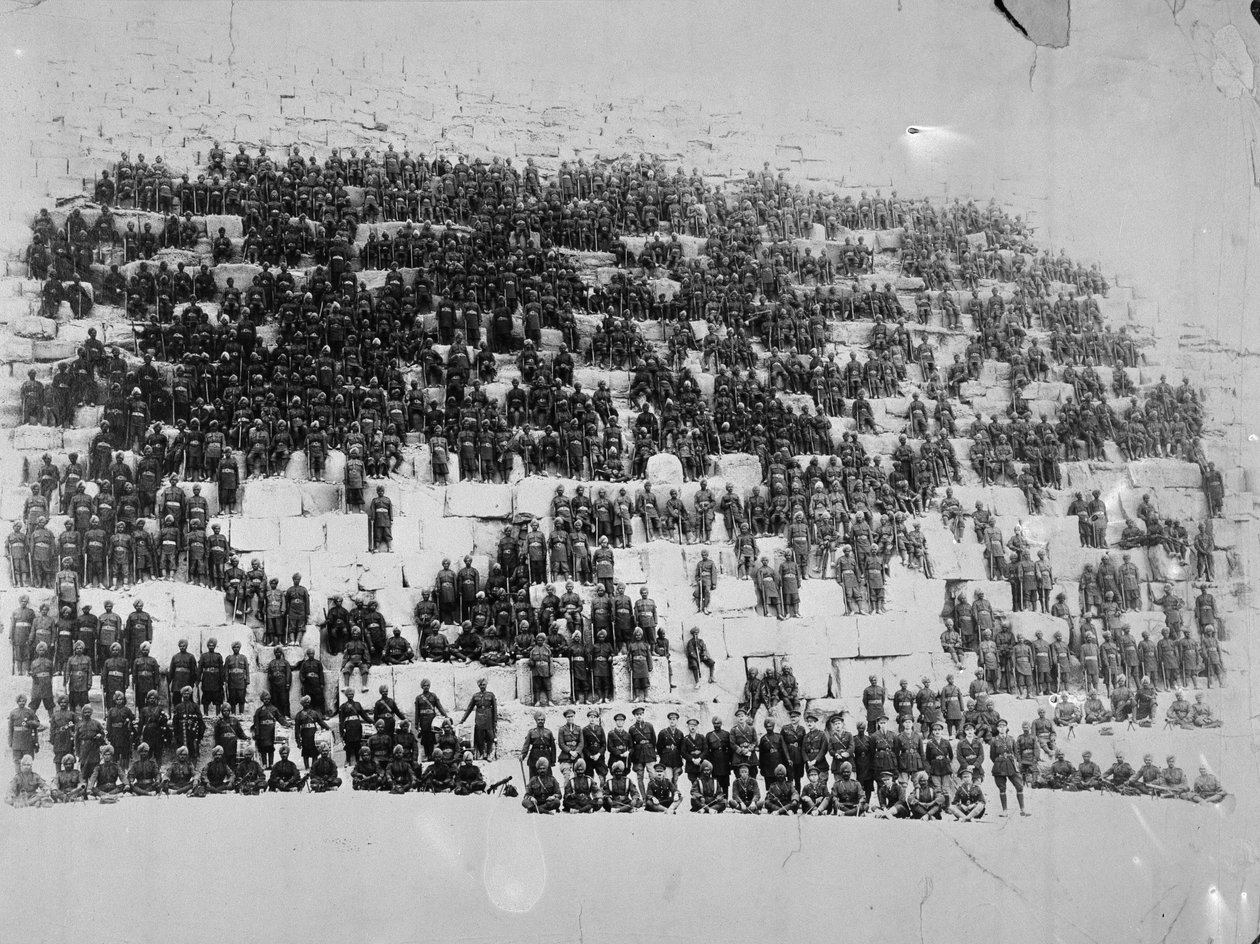 Den 38. Dogras poserede på en af pyramiderne, Egypten, 1918 af English Photographer