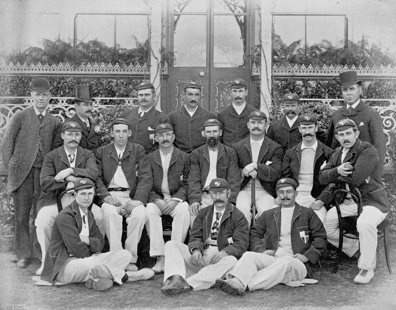 The Australians, 1893 Eightth Team, fra Famous Cricketers and Cricket Grounds, udgivet af Hudson og Kearns, 1895 af English Photographer
