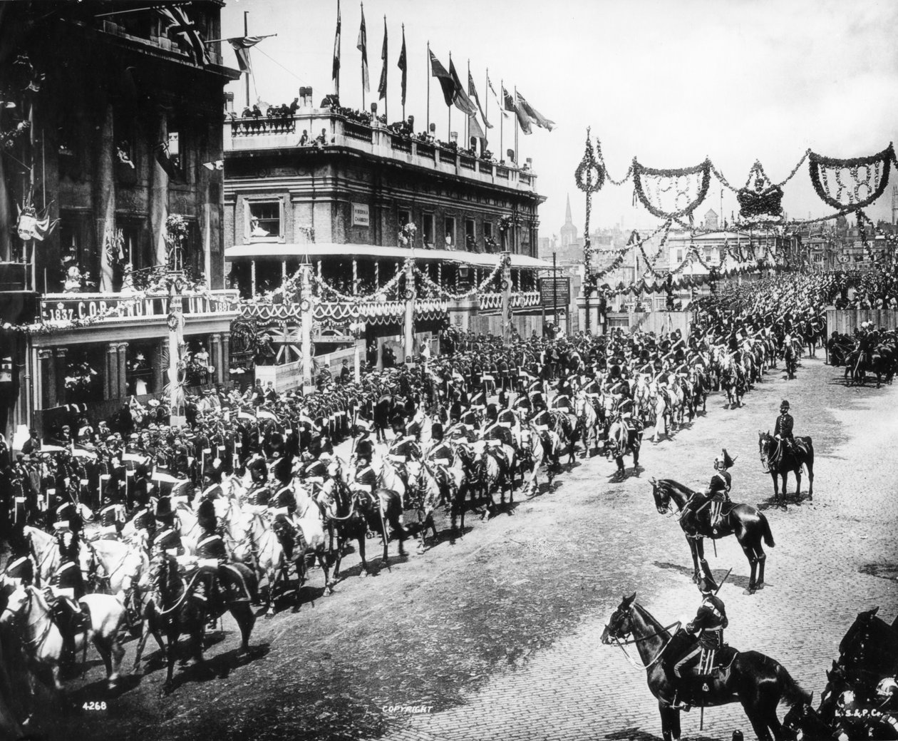 Diamond Jubilee Parade Crossing London Bridge, 1897 af English Photographer