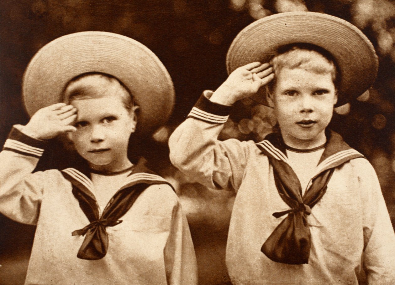 Hertugen af York og kong Edward VIII hilser, c.1899 af English Photographer