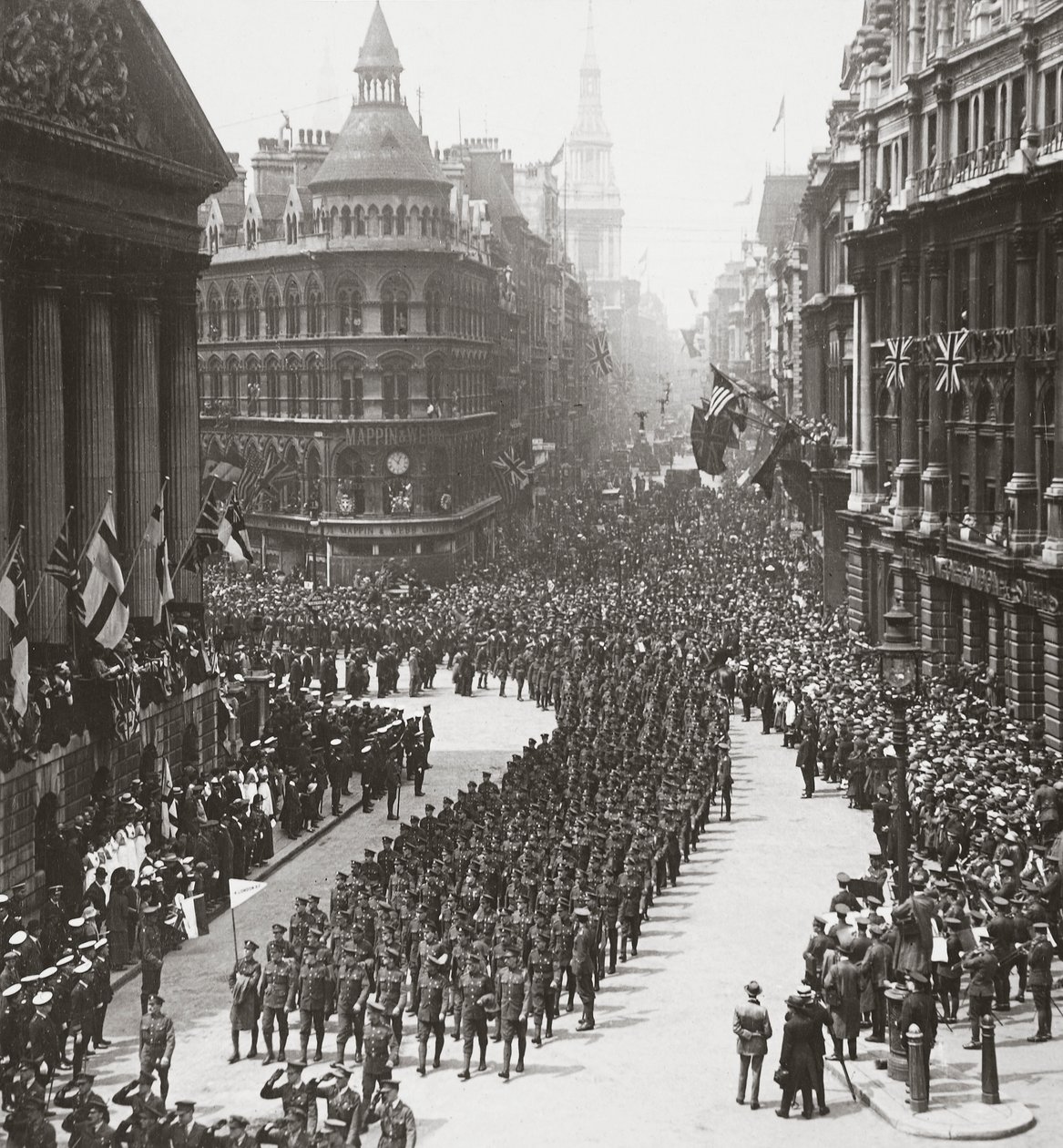 Imperiet hylder sine sejrrige krigere på fredens dag - overborgmesteren tager imod salut, 19. juli 1919 af English Photographer