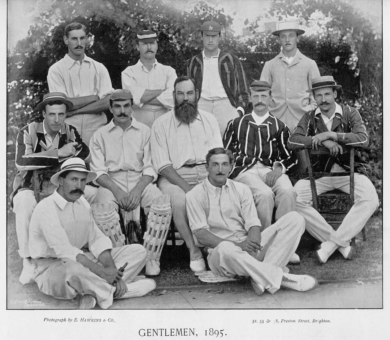 Gentlemen-holdet fra Gentlemen v Players-kampen ved Lords i 1895, fra Famous Cricketers and Cricket Grounds, udgivet af Hudson og Kearns, 1895 af English Photographer
