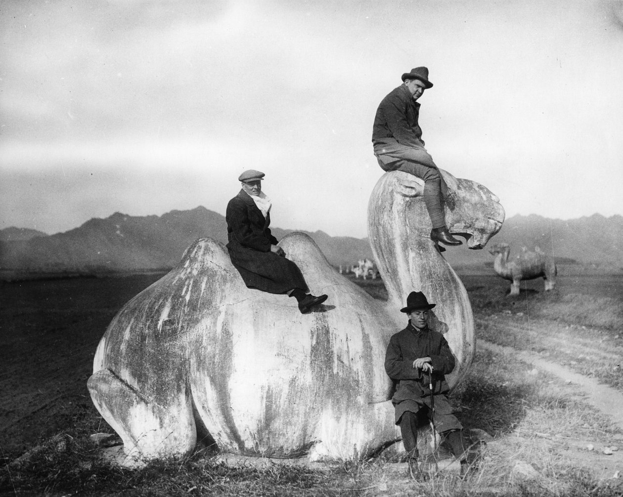 Grant-brødrene poserer på den hellige sti til Ming-kejseren Hongwus grav i Nanjing, Kina af English Photographer